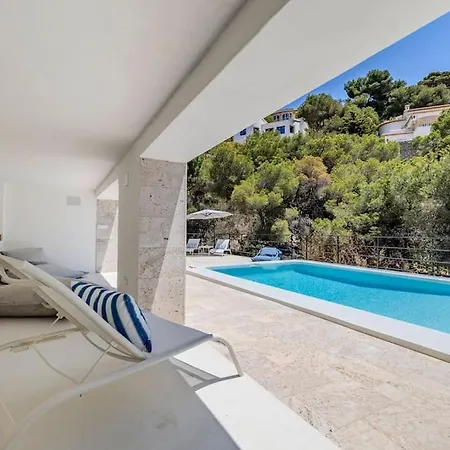 Stylish Villa, Stunning Views In Villa
