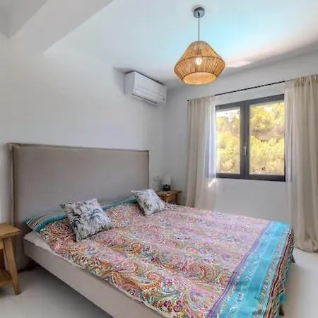 Stylish Villa, Stunning Views In Villa
