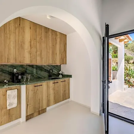 Villa Stylish Villa, Stunning Views In *