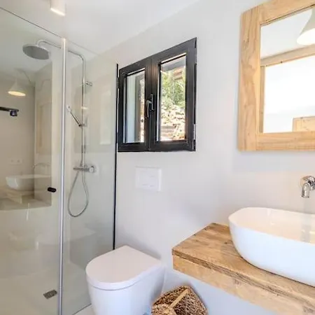 Villa Stylish Villa, Stunning Views In *